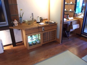 強羅花扇（神奈川県足柄下郡箱根町）の部屋の客室露天風呂に続く洗面台