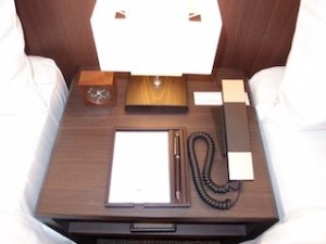 姉小路別邸(京都府京都市中京区)の部屋のベッドサイドテーブル