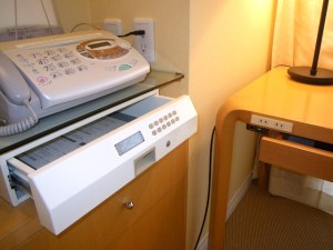 ウェスティンホテル淡路(兵庫県淡路市)の部屋のライティングデスクとFAX、LAN端子