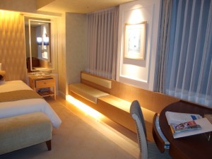 ホテルオークラ東京ベイ(千葉県浦安市)の部屋のベッドサイド