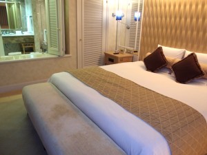 ホテルオークラ東京ベイ(千葉県浦安市)の部屋のベッドからバスルーム