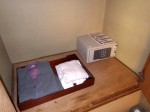 湯回廊菊屋(静岡県伊豆市修善寺)の部屋、浴衣と金庫
