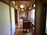 湯回廊菊屋(静岡県伊豆市修善寺)の部屋の広縁と椅子