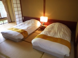 湯回廊菊屋(静岡県伊豆市修善寺)の部屋のベッド