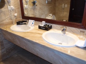 オーシャンブルー&サンド(ドミニカ共和国プンタカーナ)の部屋のバスルーム洗面台