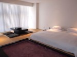 ザ・スクリーン(京都府京都市中京区)の部屋のベッドと和室部分