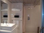 ザ・スクリーン(京都府京都市中京区)の部屋のバスルーム内シャワー部分