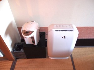 季の湯雪月花（神奈川県足柄下郡箱根町）の部屋の空気清浄機と湯沸かしポット