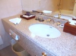 横浜ロイヤルパークホテル(神奈川県横浜市)の部屋のバスルーム洗面台