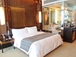 ザ・フラトンベイホテル(シンガポール)の部屋のベッドスペース