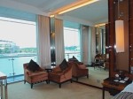ザ・フラトンベイホテル(シンガポール)の部屋のリビングスペース