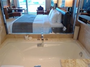 ザ・フラトンベイホテル(シンガポール)の部屋のバスルームからリビング