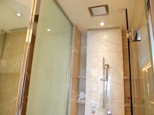 ザ・フラトンベイホテル(シンガポール)の部屋のバスルームシャワー