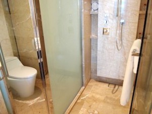 ザ・フラトンベイホテル(シンガポール)の部屋のバスルームシャワーとトイレ