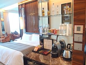 ザ・フラトンベイホテル(シンガポール)の部屋のミニバーからベッド