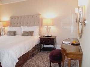 フォーシーズンズホテルシンガポール(シンガポール)の部屋のベッドとサイドテーブル