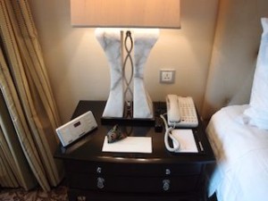 フォーシーズンズホテルシンガポール(シンガポール)の部屋のベッドサイドテーブル