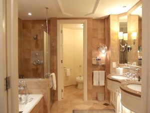 フォーシーズンズホテルシンガポール(シンガポール)の部屋のバスルーム全体