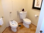 フォーシーズンズホテルシンガポール(シンガポール)の部屋のバスルーム独立トイレ
