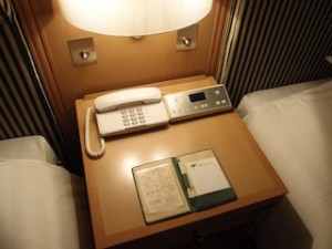 小田急箱根ハイランドホテル/おだきゅうはこねはいらんどほてる(神奈川県足柄下郡箱根町)の部屋のベッドサイドテーブル