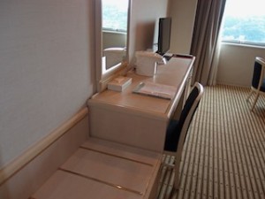 ホテル日航成田(千葉県成田市)の部屋の荷物置き場とライティングデスク