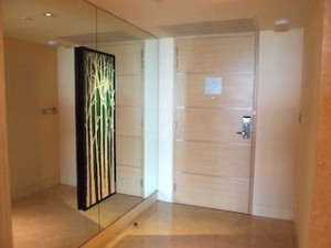 マリーナベイサンズホテル(シンガポール)の部屋の入口部分
