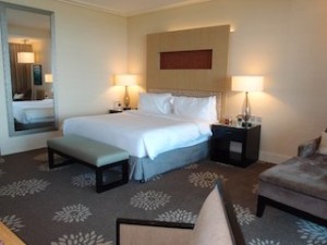 マリーナベイサンズホテル(シンガポール)の部屋のリビングスペースからベッド