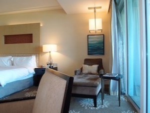 マリーナベイサンズホテル(シンガポール)の部屋のリビングスペース