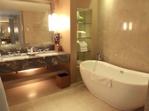 マリーナベイサンズホテル(シンガポール)の部屋のバスルームバスタブ