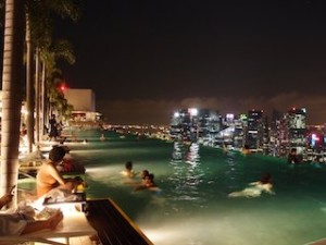 マリーナベイサンズホテル(シンガポール)の屋上プール夜景