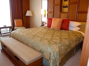 シャングリ・ラホテルチェンマイ(タイ、チェンマイ)の部屋のベッド