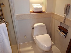 シャングリ・ラホテルチェンマイ(タイ、チェンマイ)の部屋のバスルームトイレ