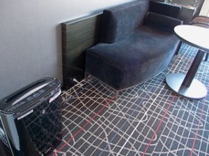 ニューオータニイン横浜(神奈川県横浜市)の部屋のソファと加湿付き空気清浄機