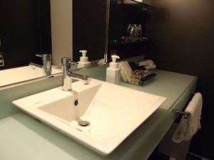 ニューオータニイン横浜(神奈川県横浜市)の部屋のバスルーム洗面台
