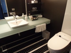 ニューオータニイン横浜(神奈川県横浜市)の部屋のバスルームトイレ、洗面台