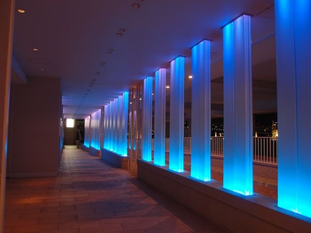 ホテル日航東京にある青く光る柱の通路