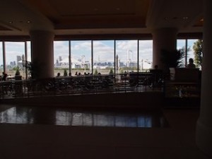 ホテル日航東京(東京都港区)のロビーから見たお台場の景色