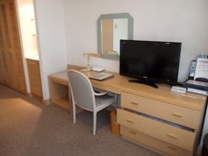 ブリーズベイホテルリゾート＆スパ(神奈川県横浜市)の部屋のライティングデスクとテレビ