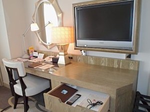 ホテル日航東京(東京都港区)の部屋のライティングデスクとテレビ