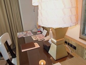 ホテル日航東京(東京都港区)の部屋のライティングデスク端子類