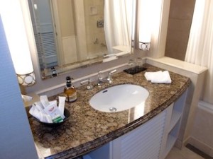 ホテル日航東京(東京都港区)の部屋のバスルーム洗面台全体