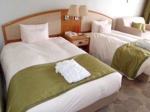 観音崎京急ホテル(神奈川県横須賀市)の部屋のベッドとリビング