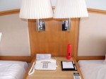 観音崎京急ホテル(神奈川県横須賀市)の部屋のベッドサイドテーブル