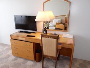 観音崎京急ホテル(神奈川県横須賀市)の部屋のライティングデスクとテレビ
