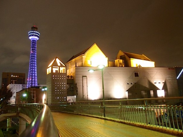 横浜人形の家とマリンタワー