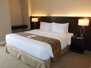 ハロルズホテル(フィリピン・セブ島)の部屋のベッド