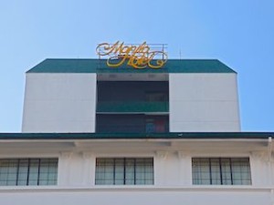 マニラホテル(フィリピン・マニラ)の建物上部のホテルロゴ