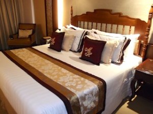 マニラホテル(フィリピン・マニラ)の部屋のベッド全体