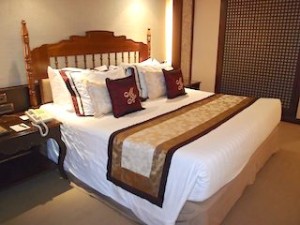 マニラホテル(フィリピン・マニラ)の部屋のベッド
