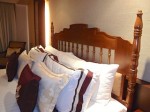 マニラホテル(フィリピン・マニラ)の部屋のベッドクッション